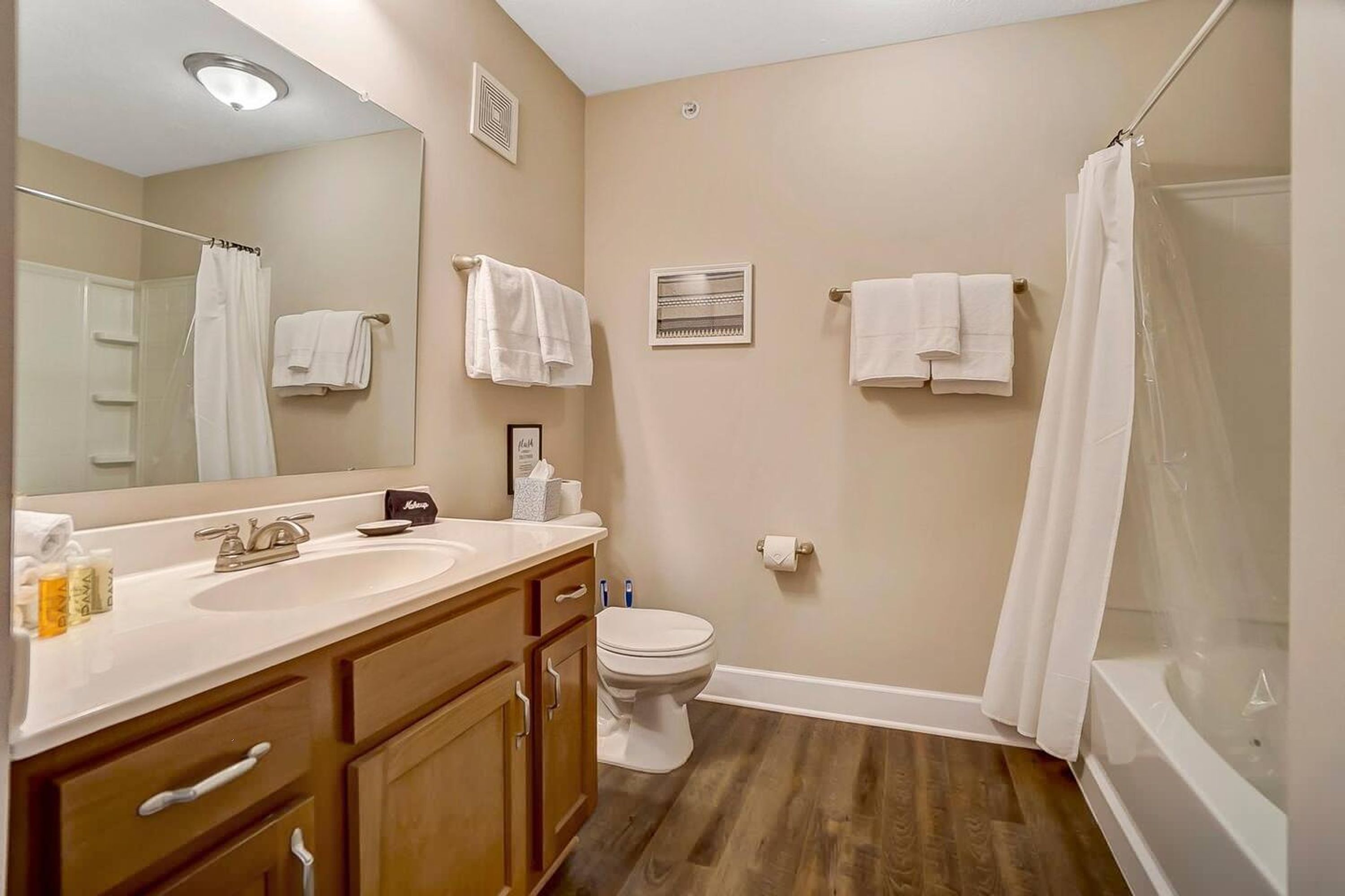 Une salle de bain avec un lavabo, des toilettes et une douche.