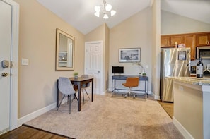 Apartment | 1 bedroom - King Bed Top Floor Washer Dryer Balcony Wifi (Westerville)
