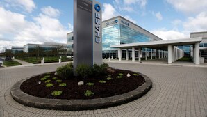 Un edificio moderno con un gran cartel que dice "CHASE" y fachada de vidrio.