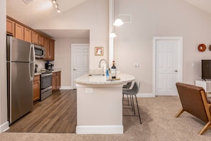 Apartment | 2 bedrooms - Woodland Penthouse 2BR W D Pool Gym Walkable (Westerville)