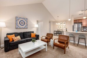 Apartment | 2 bedrooms - Woodland Penthouse 2BR W D Pool Gym Walkable (Westerville)