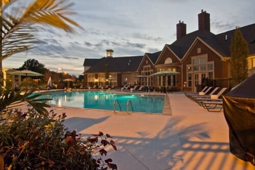 Woodland Penthouse 2BR W D Pool Gym Walkable