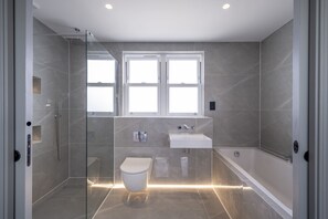 Apartment | Bathroom