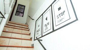 Eine Treppe mit Geländer und einem Fenster am oberen Ende.