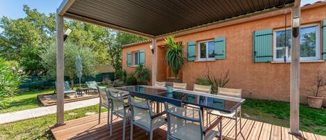 屋外ダイニングエリア