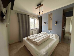 4 bedrooms, iron/ironing board, WiFi