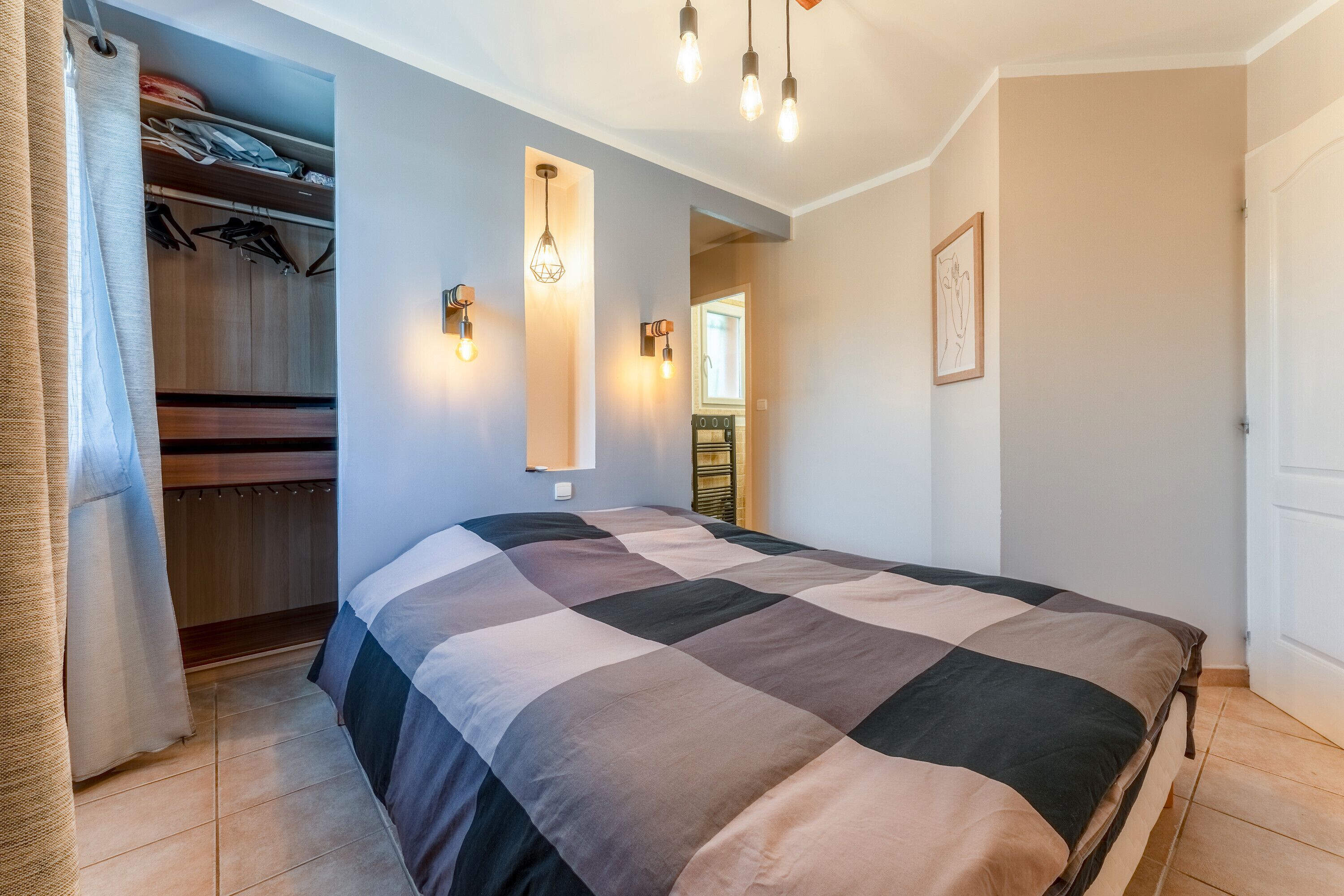 4 slaapkamers, een strijkplank/strijkijzer, wifi