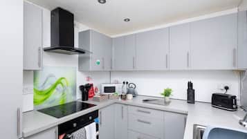 Lemari es, microwave, oven, dan kompor