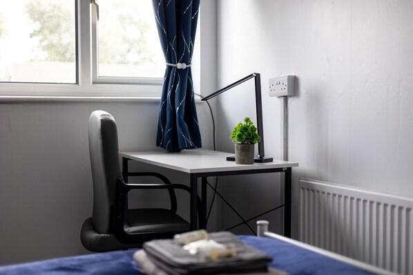 A small workspace with a desk, chair, and a potted plant. - 6 Guests - Pet Friendly - 10min Leeds City Centre (Leeds)