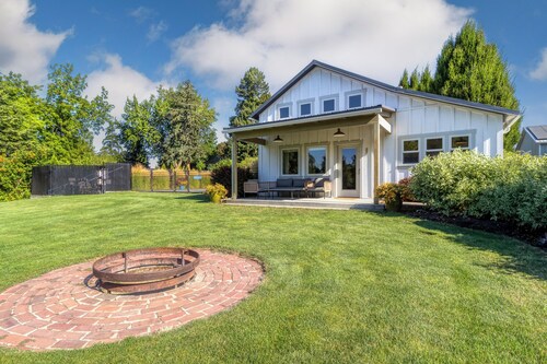 Welcoming cottage with pool in charming Walla Walla