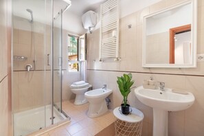 Shower, bidet, towels, shampoo - Laura Roof Terrace Teatro dell'Opera (Roma)