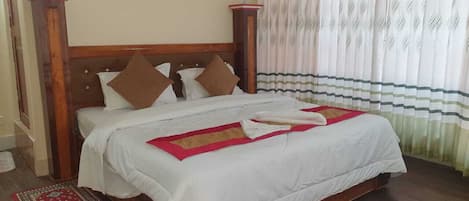 Kahden hengen deluxe-huone, parveke, kaupunkinäköala | Työpöytä, ilmainen Wi-Fi