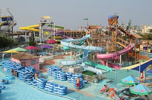 Ein Wasserpark mit mehreren Rutschen und aufblasbaren Flößen.
