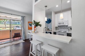 Fridge, microwave, oven, stovetop - Your Slice of Paradise Near Clearwater Beach – 1BR Condo (Clearwater)