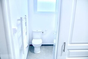 Toalhas de banho, papel higiênico
