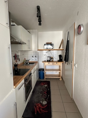 Microwave, oven, stovetop, dishwasher - Fantastic apartment with small terrace in the heart of Freiburg (Freiburg im Breisgau)