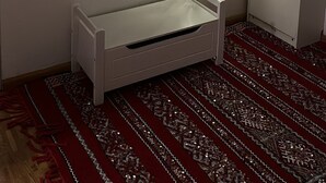 Een slaapkamer met een wit bed, een kleine witte dressoir, een wandlamp en een decoratief bordje met de tekst 'HOME'.
