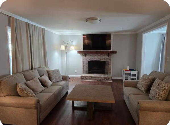 Télévision, cheminée