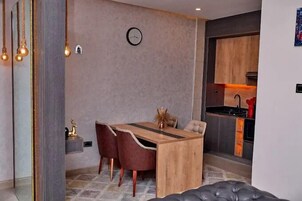 Apartamento económico, balcón, vistas a la ciudad | Cocina básica privada | Frigorífico, microondas, horno y placa de cocina