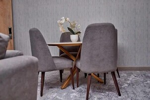 Apartamento económico, balcón, vistas a la ciudad | Comedor