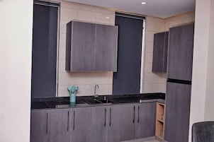 Apartamento económico, balcón, vistas a la ciudad | Cocina privada | Frigorífico, microondas, horno y placa de cocina