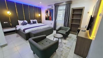 Economy Apartment, Balcony, City View | Peti besi dalam bilik, meja, ruang kerja komputer riba