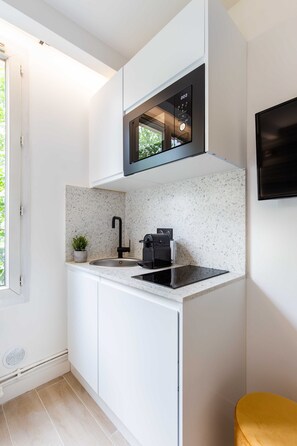 Apartment | Eigene Küche | Kühlschrank, Mikrowelle, Herdplatte, Wasserkocher mit Kaffee-/Teezubehör