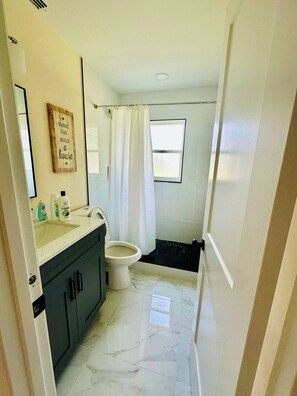 Shower, hair dryer, towels, soap - The 98 House Minutes from WEC, OBS, FAST & HITS. Located off of W HWY 40! (Ocala)