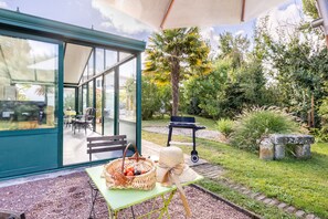 Outdoor dining - Holiday Home 'Du Peintre' with Private Terrace, Wi-Fi and Air Conditioning (Challans)