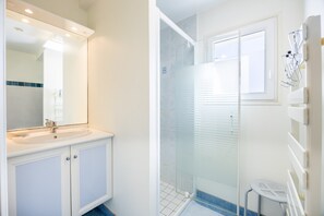 Shower, hair dryer, towels - Holiday Home 'Du Peintre' with Private Terrace, Wi-Fi and Air Conditioning (Challans)