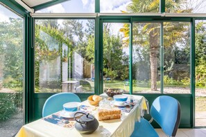 Dining - Holiday Home 'Du Peintre' with Private Terrace, Wi-Fi and Air Conditioning (Challans)