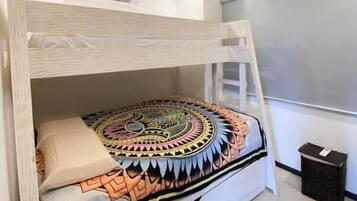 2 bedrooms, internet, bed sheets