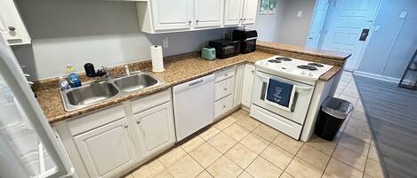 Micro-ondes, four, plaque de cuisson, lave-vaisselle