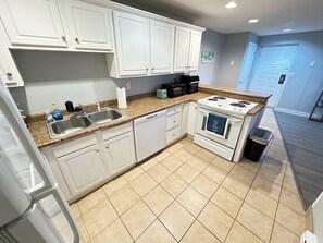 Microondas, horno, parrilla de estufa y lavavajillas 