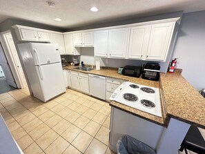 Een microgolfoven, een oven, een kookplaat, een vaatwasser