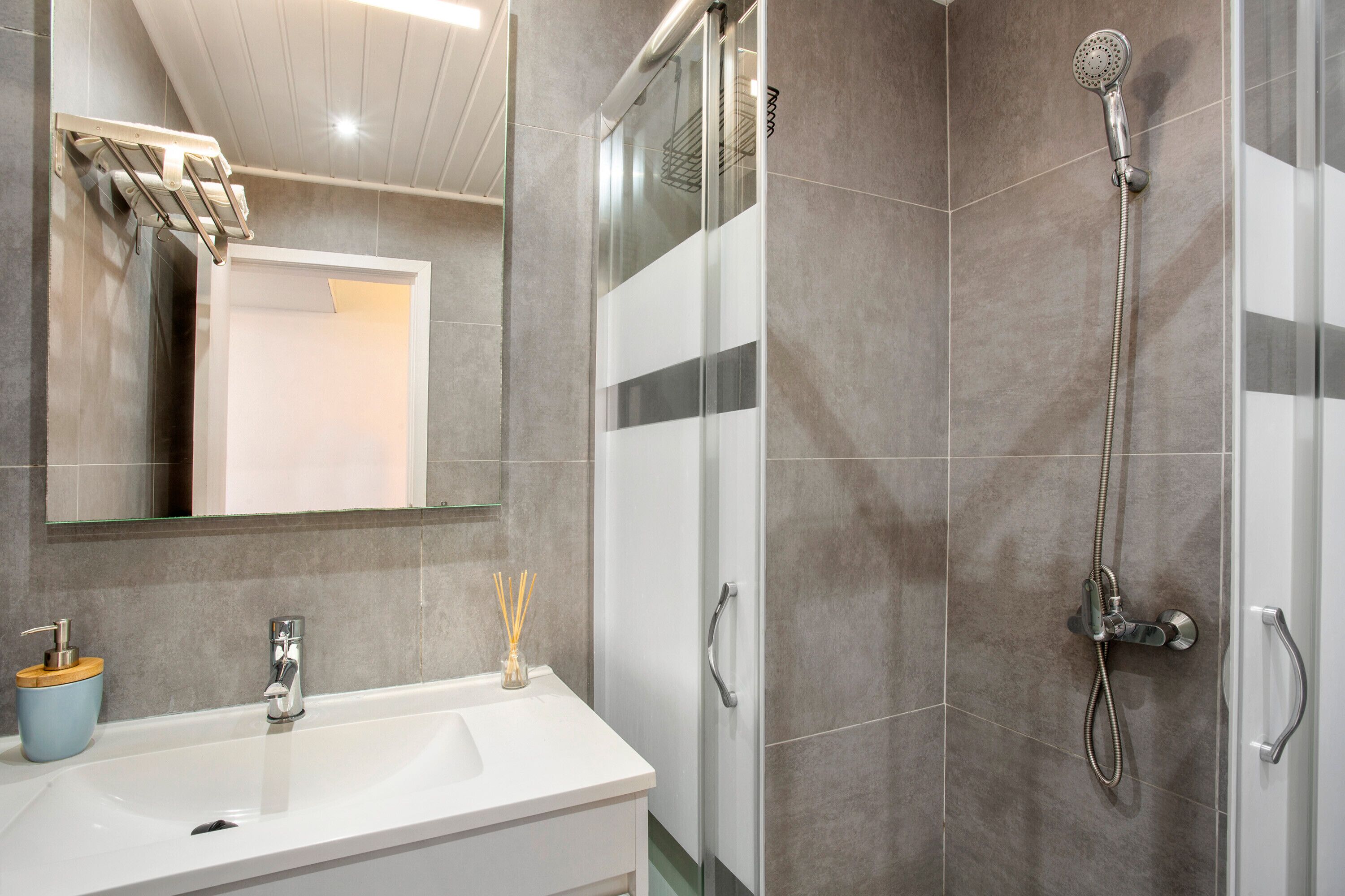 Dusche, Haartrockner, Handtücher