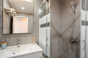 Regadera, secadora de cabello, toallas 