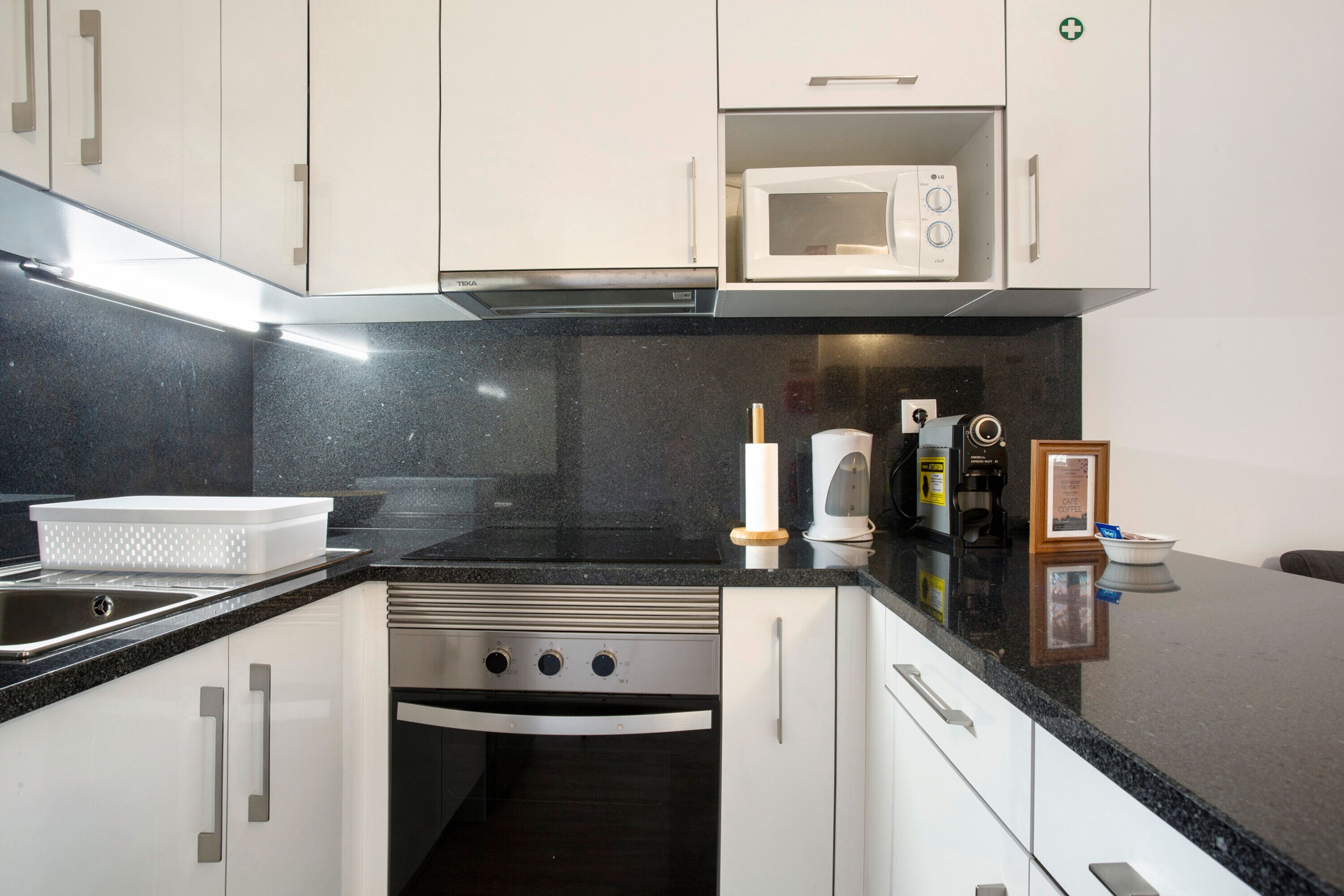 Kühlschrank, Mikrowelle, Ofen, Herdplatte