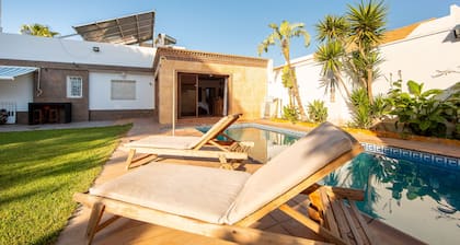 Appartement Invités avec Piscine Privée, Wi-Fi et Climatisation à Roquetas de Mar