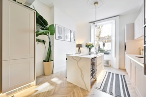 Fridge, microwave, oven, stovetop - Elegant Chelsea 2BR Entire House with Primary Suite, just off the Kings Road. (London)