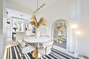 Dining - Elegant Chelsea 2BR Entire House with Primary Suite, just off the Kings Road. (London)