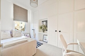 2 bedrooms, desk, free WiFi, bed sheets - Elegant Chelsea 2BR Entire House with Primary Suite, just off the Kings Road. (London)