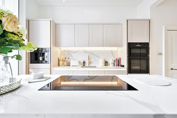 Fridge, microwave, oven, stovetop - Elegant Chelsea 2BR Entire House with Primary Suite, just off the Kings Road. (London)