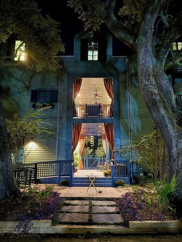 The Treehouse @ The Pullman House, Downtown Ocean Springs Condo w/ Pool