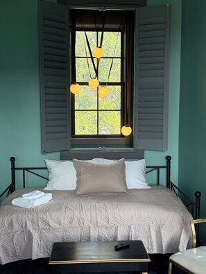 2 habitaciones, tabla de planchar con plancha y cuna de viaje 