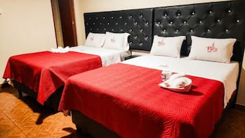 Tomannsrom – familie, 2 queensize-senger, byutsikt | Sengetøy av topp kvalitet og memory foam-senger