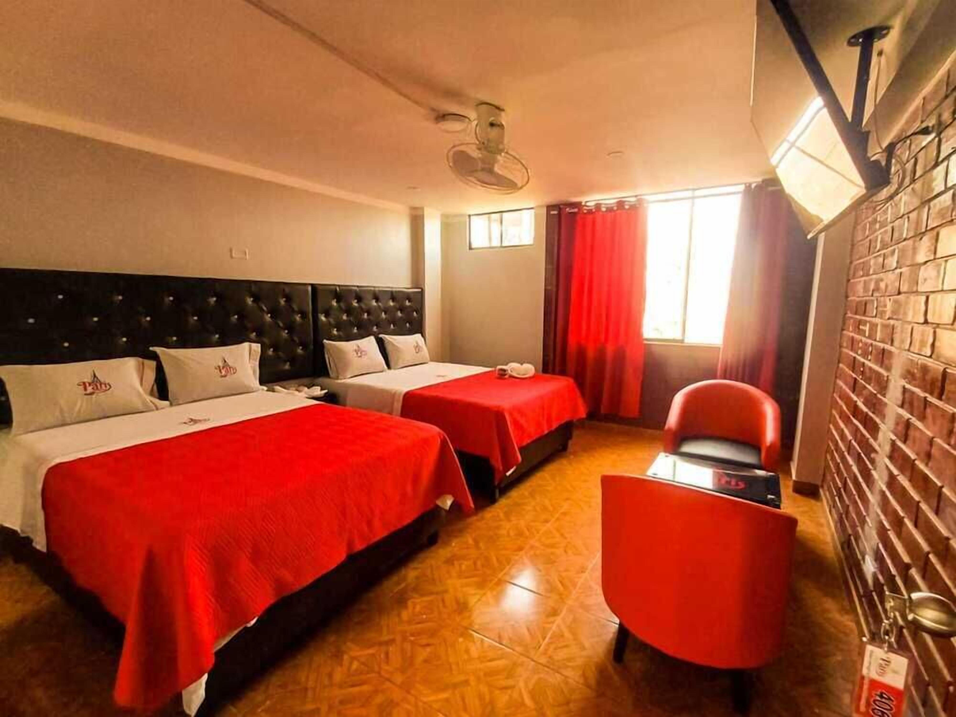 Kahden hengen perhehuone (kaksi sänkyä), 2 keskisuurta parisänkyä, kaupunkinäköala | Ylelliset vuodevaatteet, memory foam -patjalliset sängyt