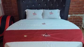 Classic-Doppel- oder -Zweibettzimmer, 1 King-Bett, eigenes Bad, Stadtblick | Hochwertige Bettwaren, Betten mit Memory-Foam-Matratzen