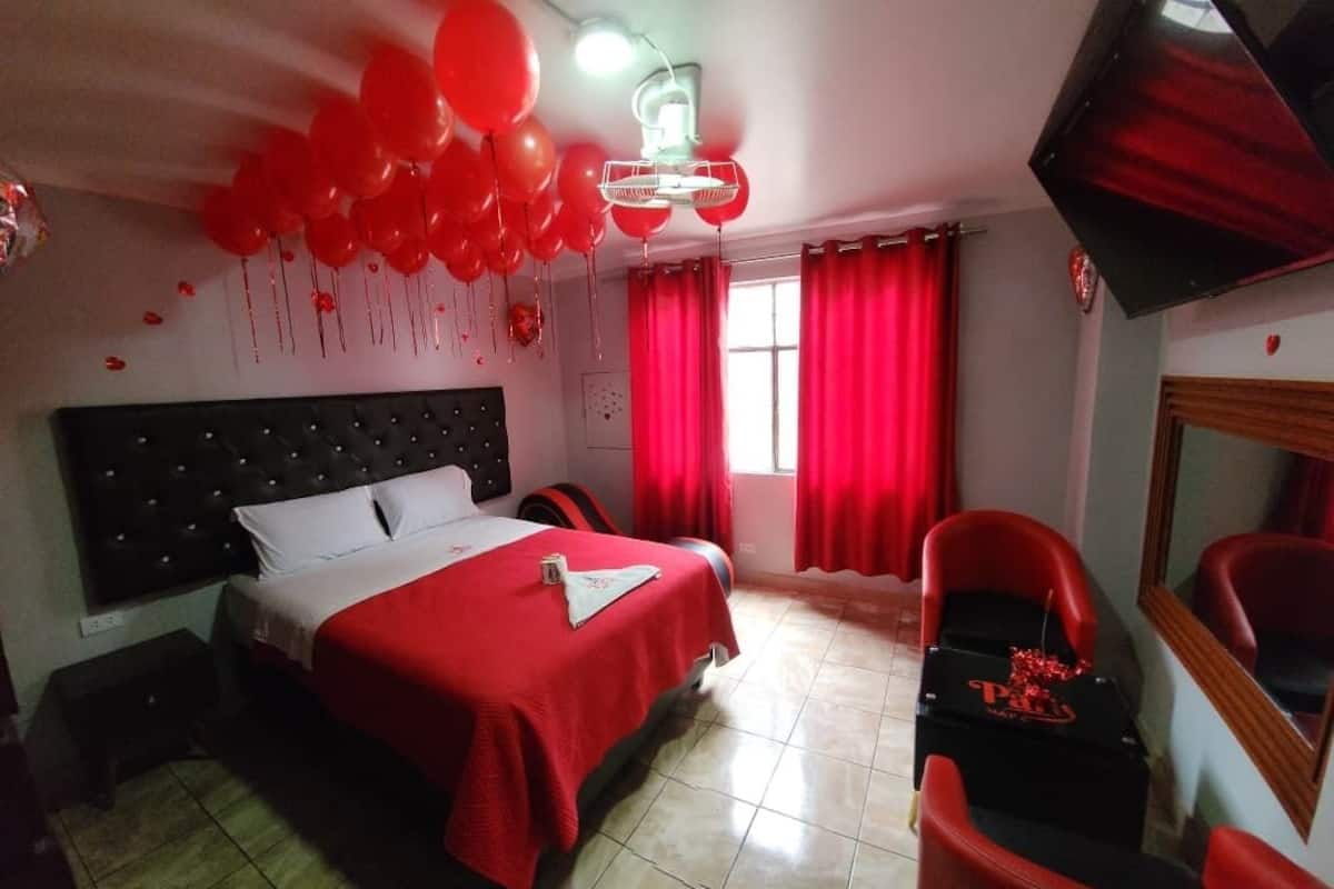 Luxury Single Room, City View | Peralatan tempat tidur premium, busa memori, ruang kerja komputer riba