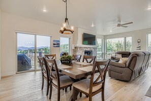 Interior - Alpenglow Retreat: Modern 2BR Condo with Panoramic Views (Keystone)